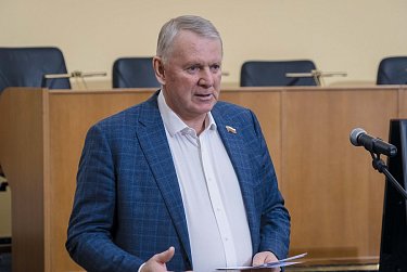 Старшеклассники заняли депутатские кресла